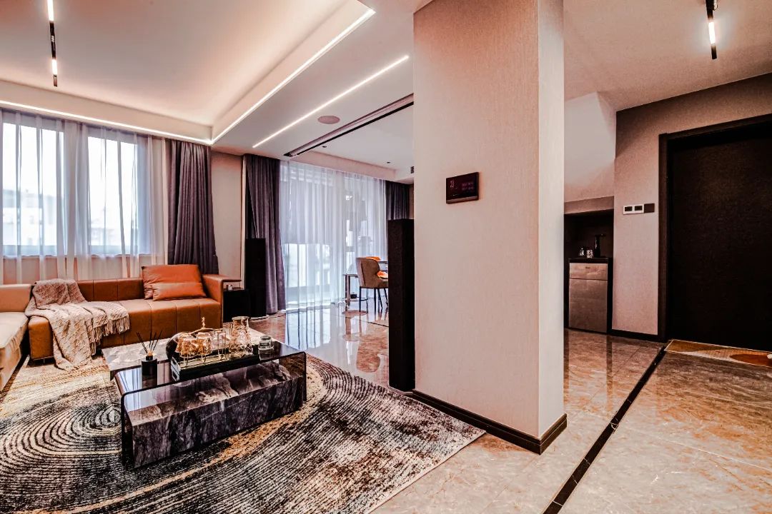 5.6米客厅餐厅一体横厅效果图,横厅客厅餐厅阳台一体装修实景图