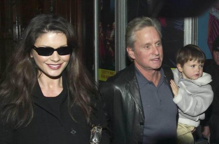 泽塔琼斯结婚照片,泽塔琼斯晒儿女合影