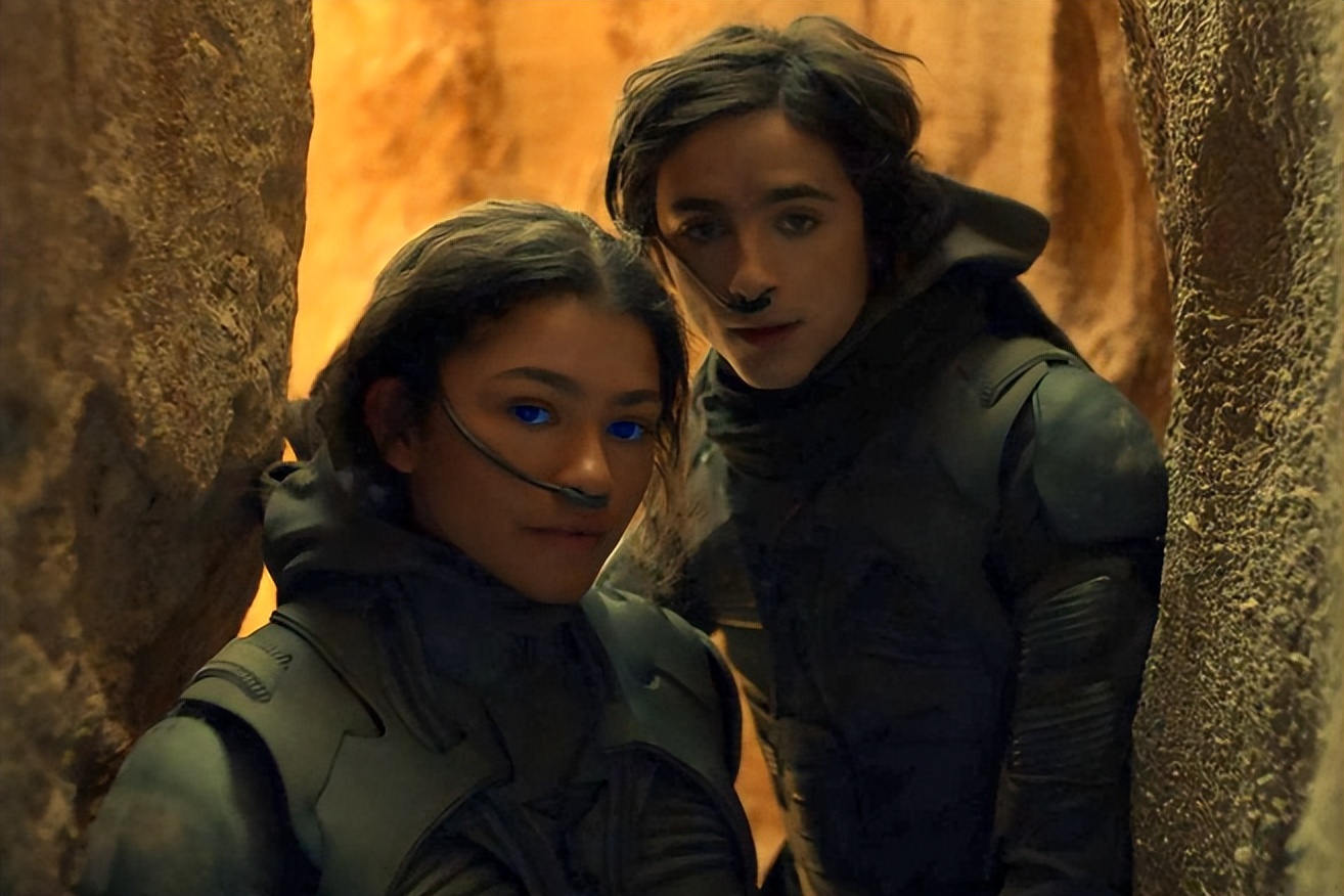 好莱坞顶流被讽脚臭，高跟鞋打脸，男神收割机把日子过成啥样了？