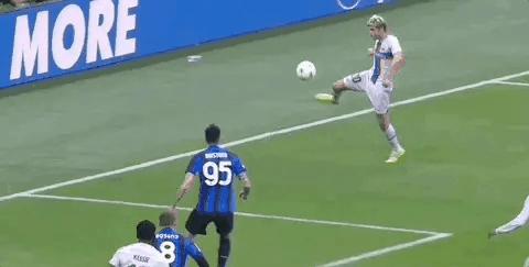 登贝莱被戴维斯放倒,登贝莱被放铲