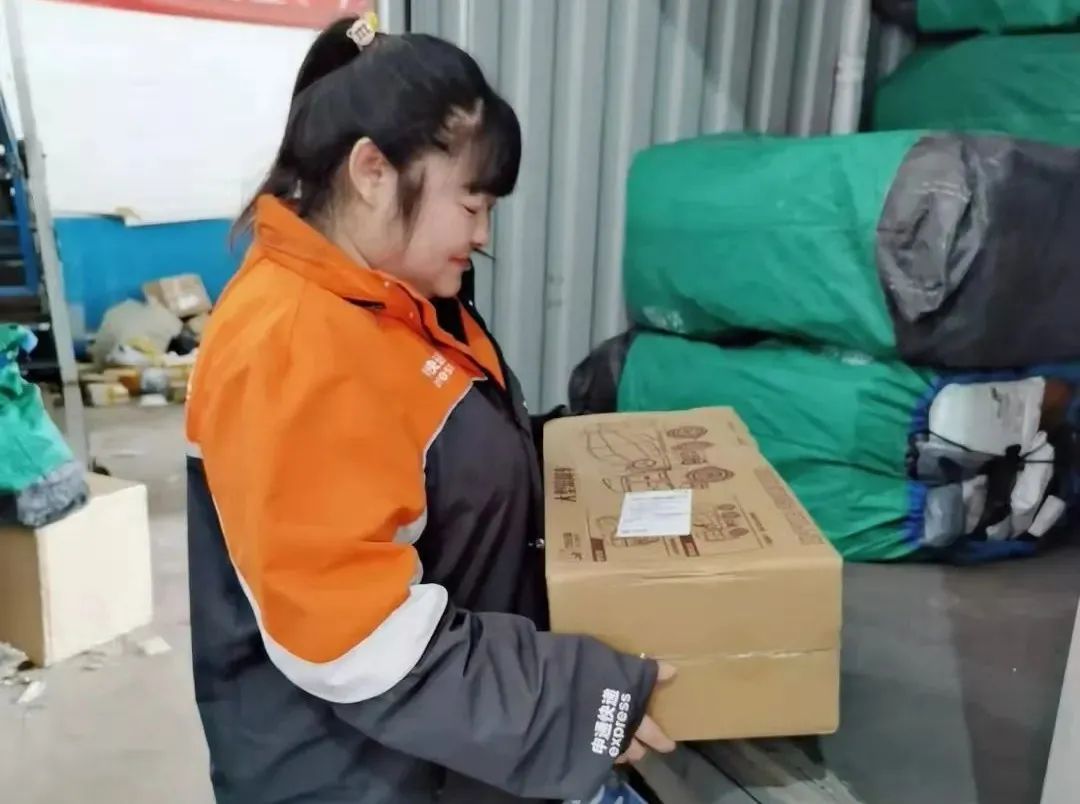 95后女大学生当上了快递员，干得还不错，为什么？