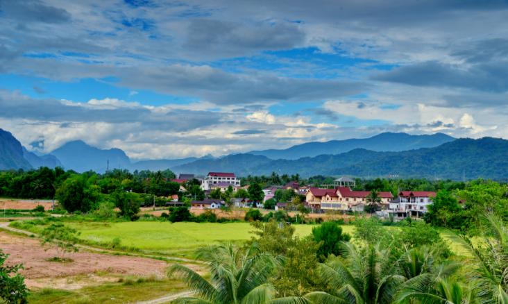 老挝小城梦想成深圳，流行使用人民币，卖中国货，快递直发中国