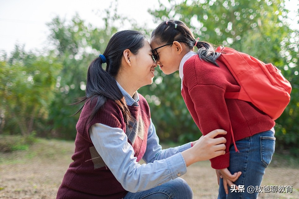 孩子不和父母亲近应该怎样教育,成年孩子自我封闭不和父母沟通