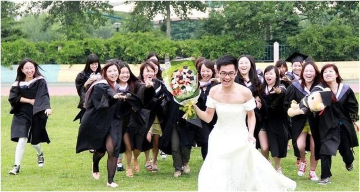 大专生毕业不配穿学士服吗,怎么看待专科穿学士服毕业