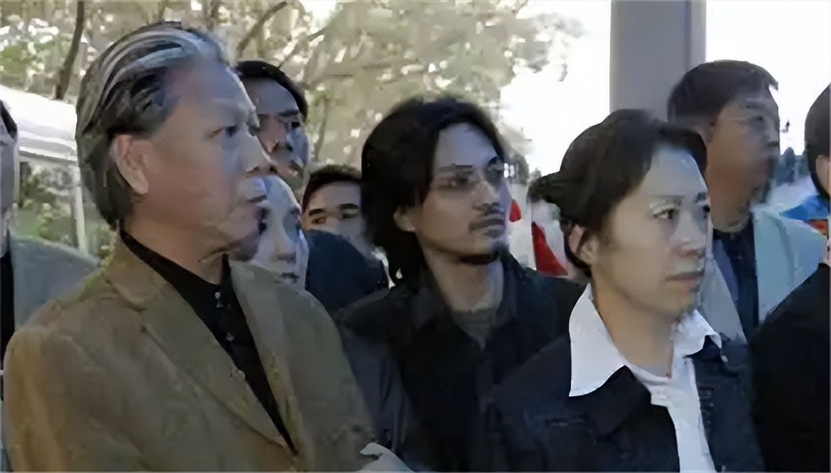 饰演伟人*少奇刘**的演员：王光美把*少奇刘**同志穿过的衣服送给了他