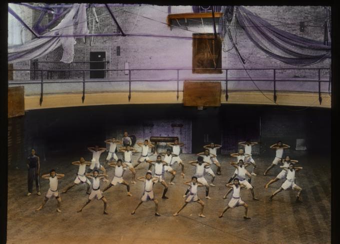 女子穿侵华日军服装摆拍新闻视频,女子身着日本侵华军装露脸