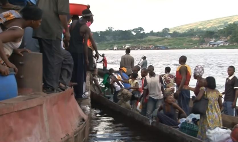 穷国地狱之船！无水无电无厕所，2000人挤爆还在上面生孩子