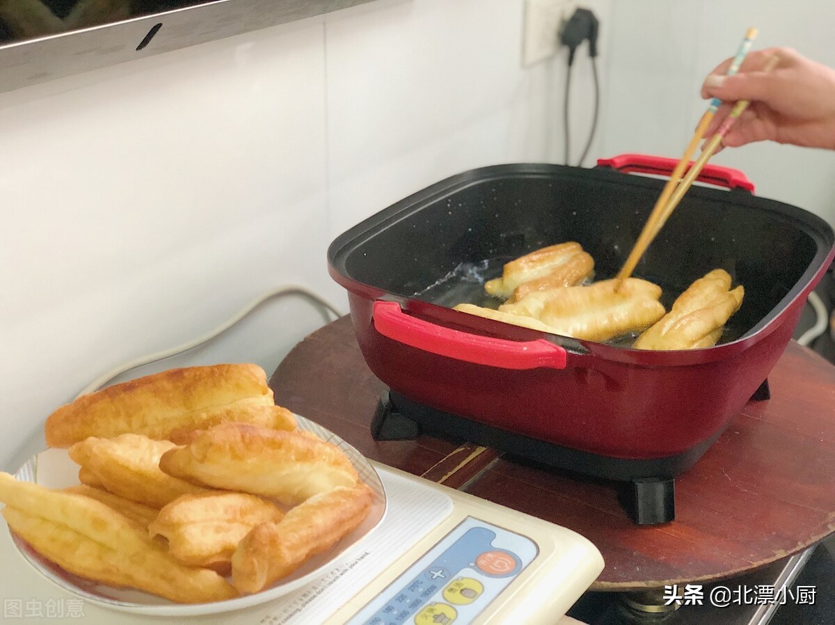 自制油条的简单做法晚上和面,自制小油条简单做法用什么水和面