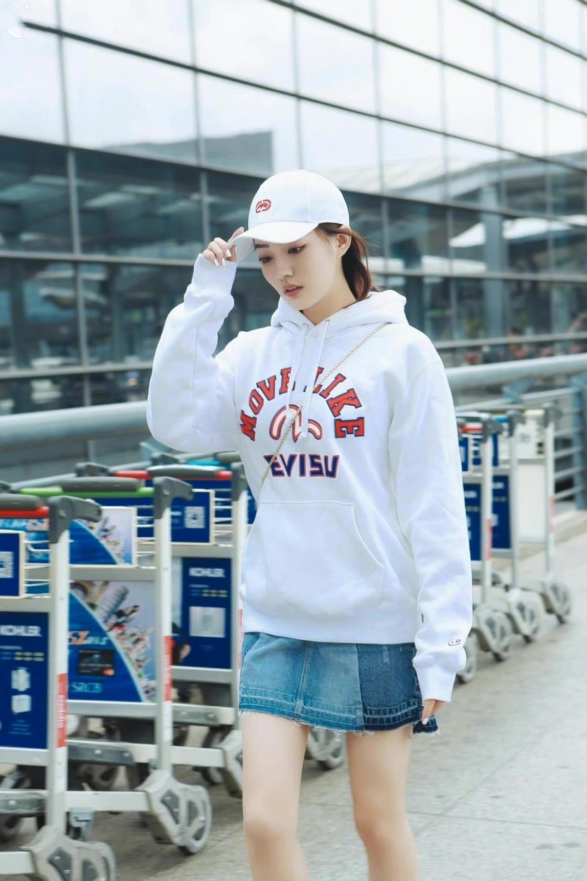 徐璐日常穿搭小短裙,徐璐同款卫衣