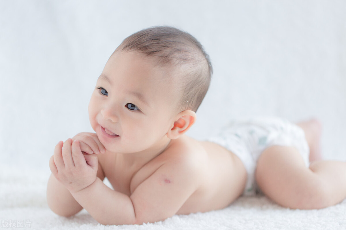 10几天的婴儿月嫂拍嗝技巧图解,月嫂能解决宝宝吐奶的问题吗