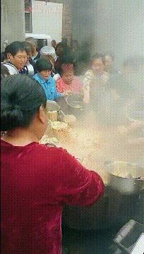 搞笑一刻:美女这波操作我还没见过,难道这样上车有什么说法?