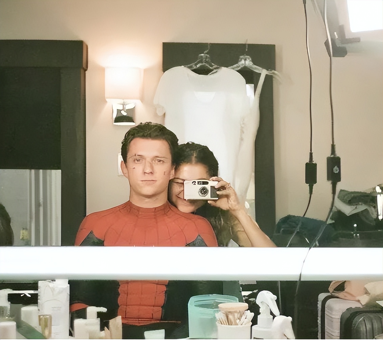 好莱坞顶流被讽脚臭，高跟鞋打脸，男神收割机把日子过成啥样了？