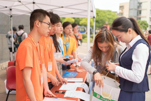 大学毕业生开洗鞋店月入过万,大三学生开洗鞋店