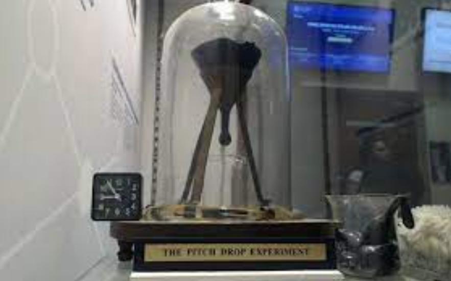 进行了100多年的沥青滴漏实验,沥青滴漏实验滴落瞬间