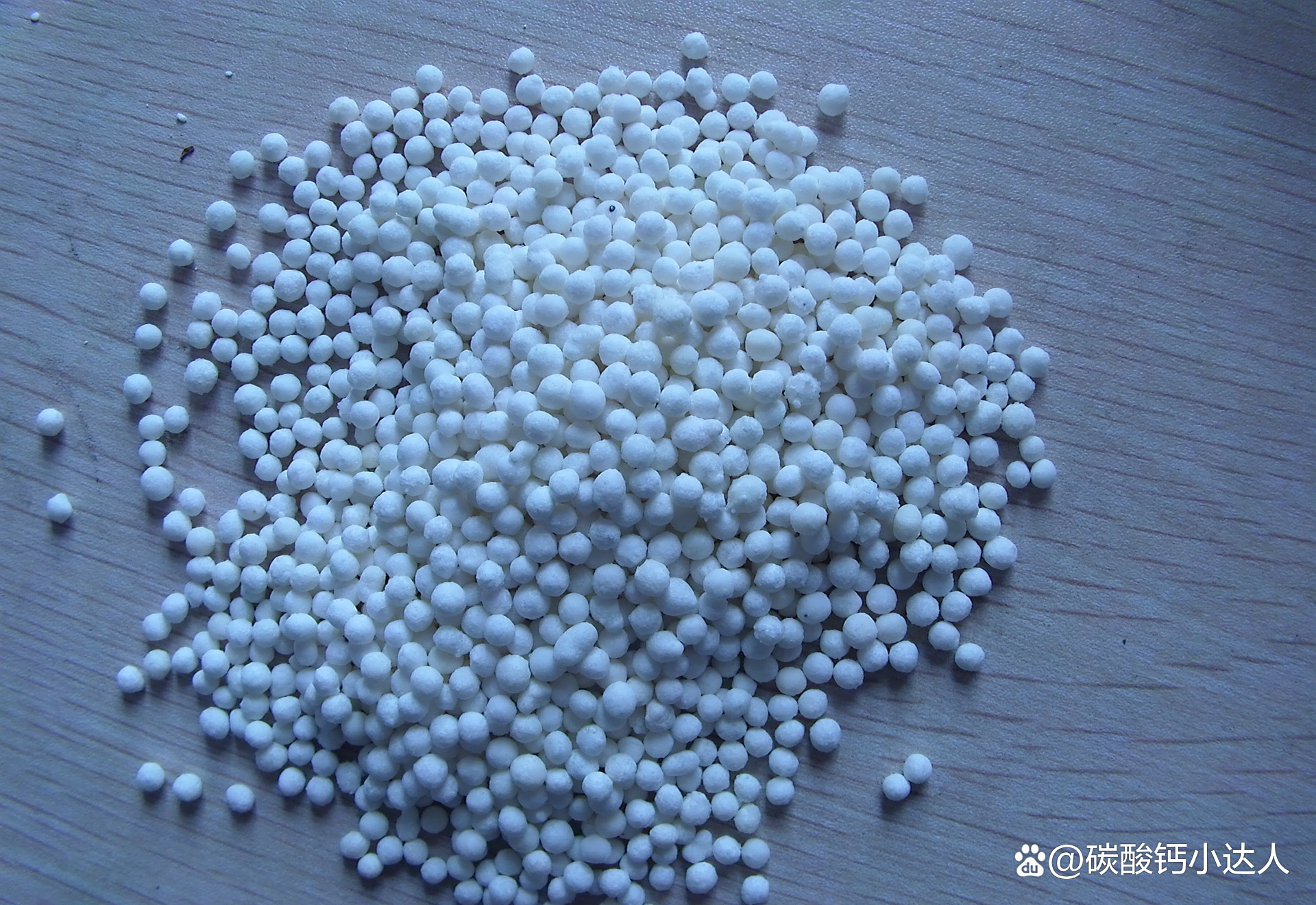 石灰粉的作用和用途,石灰粉洒到土壤里起什么作用呢