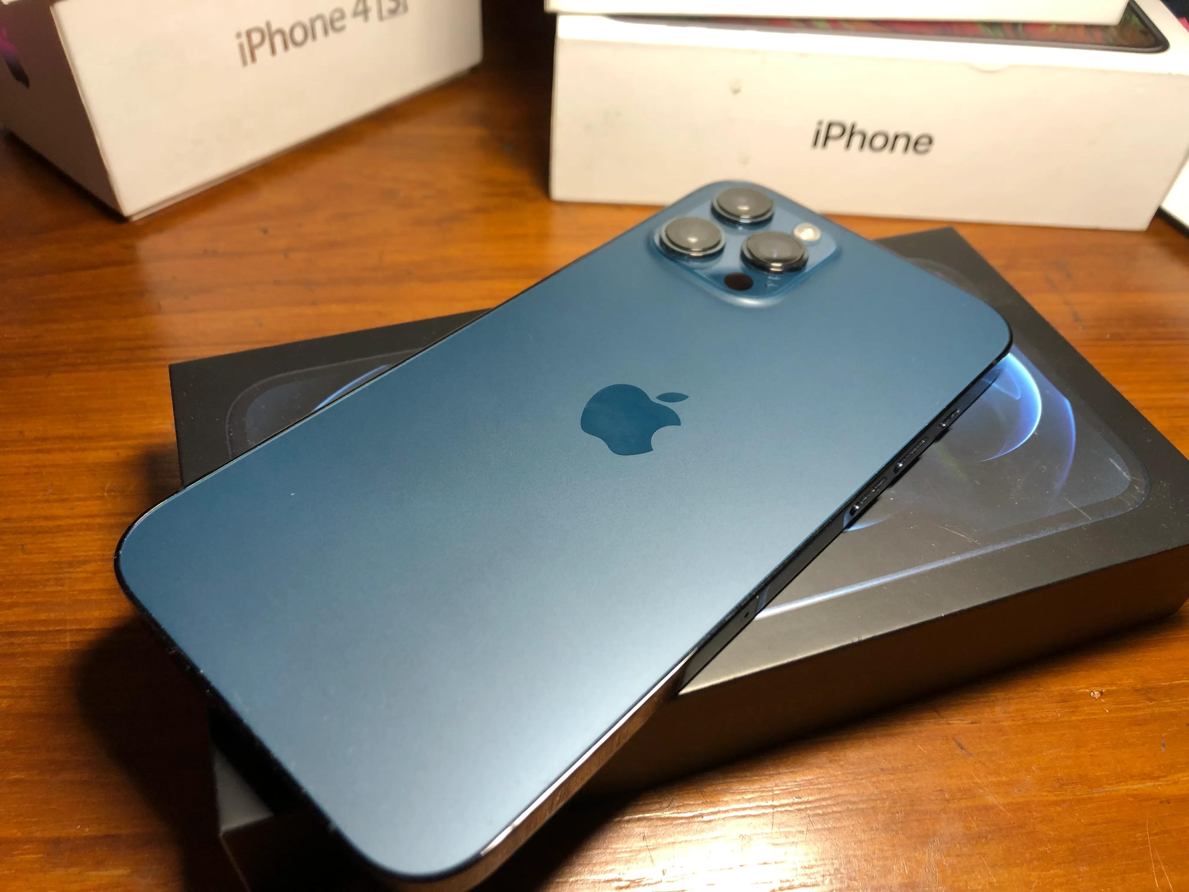 几年前的旧苹果手机,80年代的苹果手机