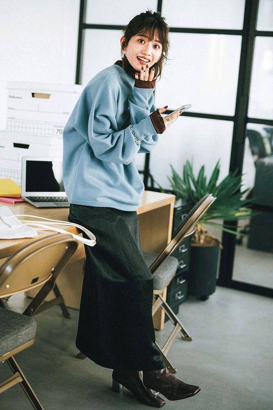 穿搭衬衫半裙这么穿时髦又减龄,连帽卫衣配裙子是开春最美搭配