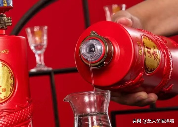 老人藏茅台一文不值,大爷珍藏六箱老茅台