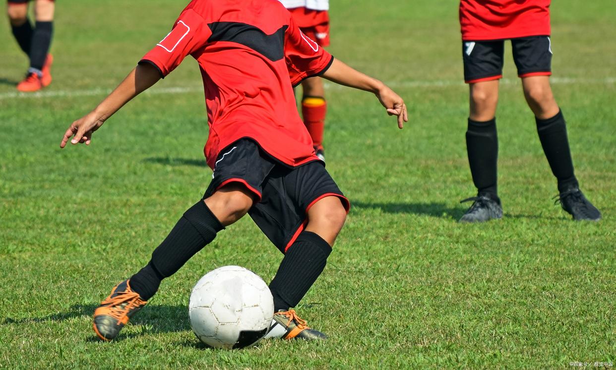 初中女子足球校队训练视频,初中女生足球训练视频