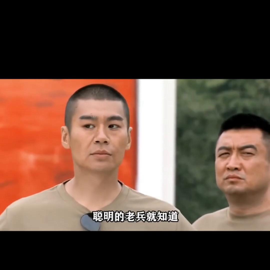 男兵女兵踢足球,女兵戴防毒面具踢球是哪一集