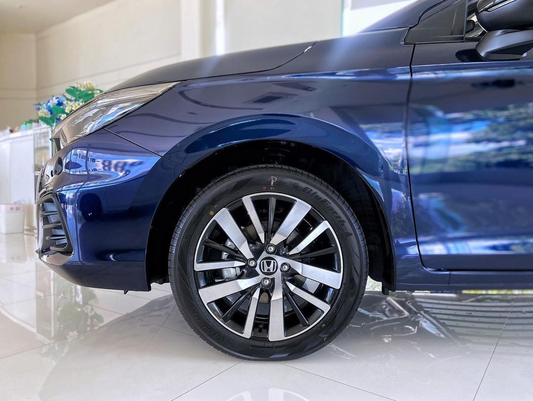 对标大众桑塔纳！落地8万！2023版本田city亮相！1.5L+CVT，犀利