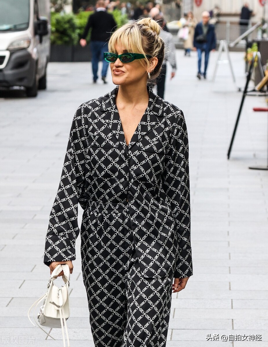 阿什利罗伯茨蓝色连衣裙 (阿什利罗伯茨黑色工装裤)