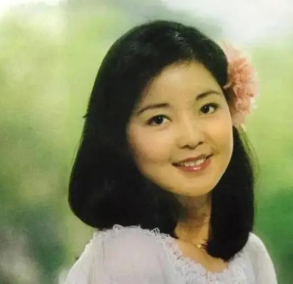 同样是成龙基因，把林凤娇儿子和吴绮莉女儿一对比，差距就出来了