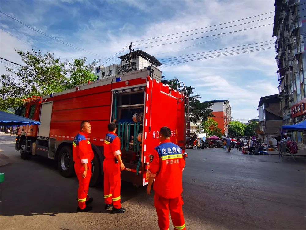 四川山火救援灭火,四川消防24小时把守防止山火复燃