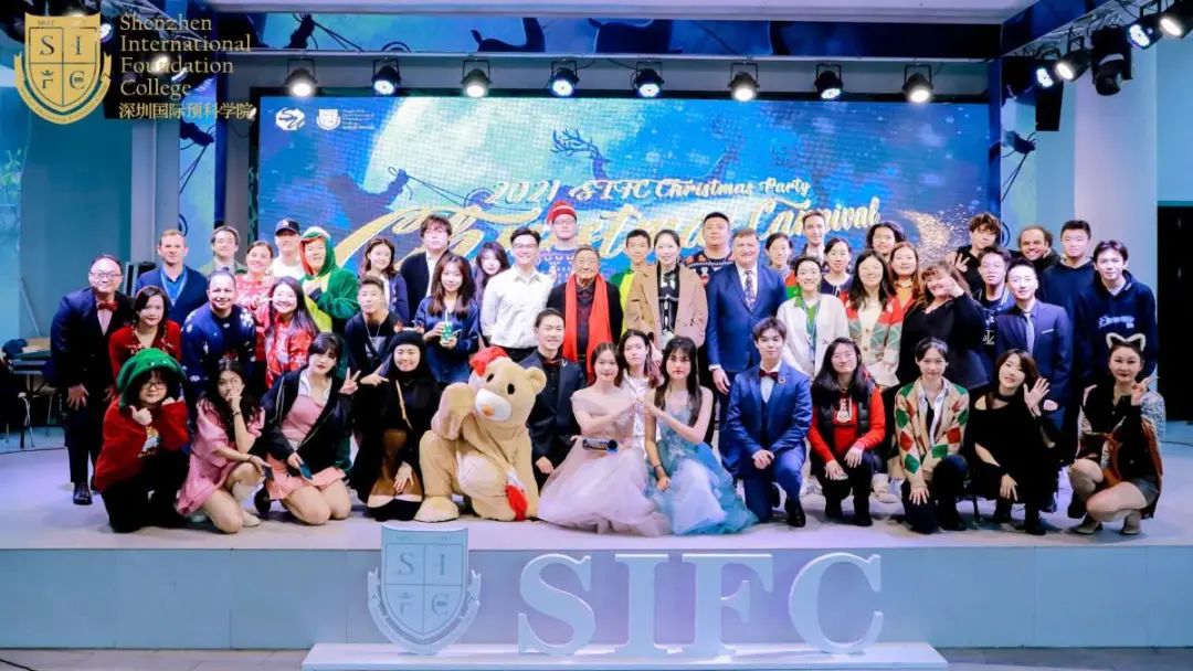 哇！这些学校的圣诞节也太“卷”了！圣诞老人、无人机都来了