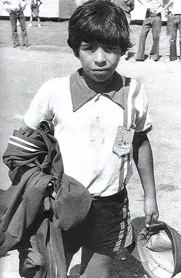 马拉多纳去世赛场悼念,马拉多纳有多少个女人