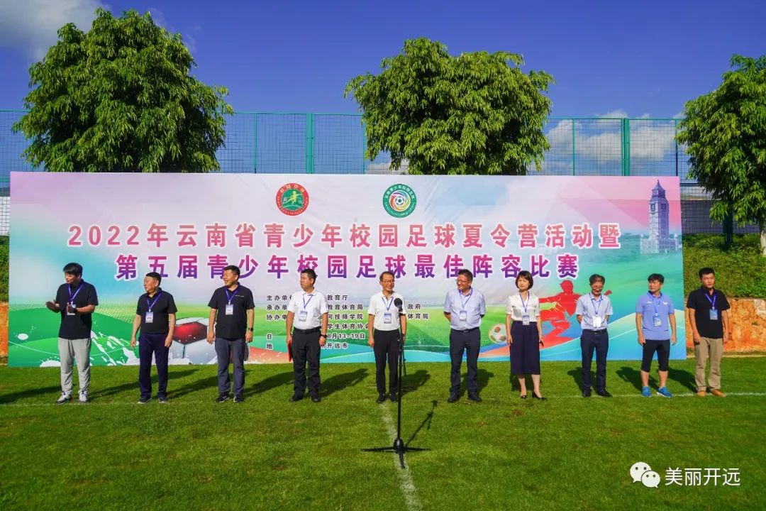 看着赛场上意气风发的少年,赛场上飞奔的少年挥洒着汗水