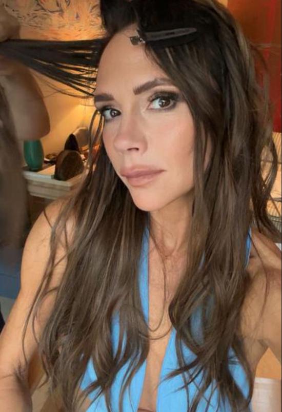 贝克汉姆48岁爱妻泳池旁放飞！“围裙”内搭空气，壮硕手臂很惹眼