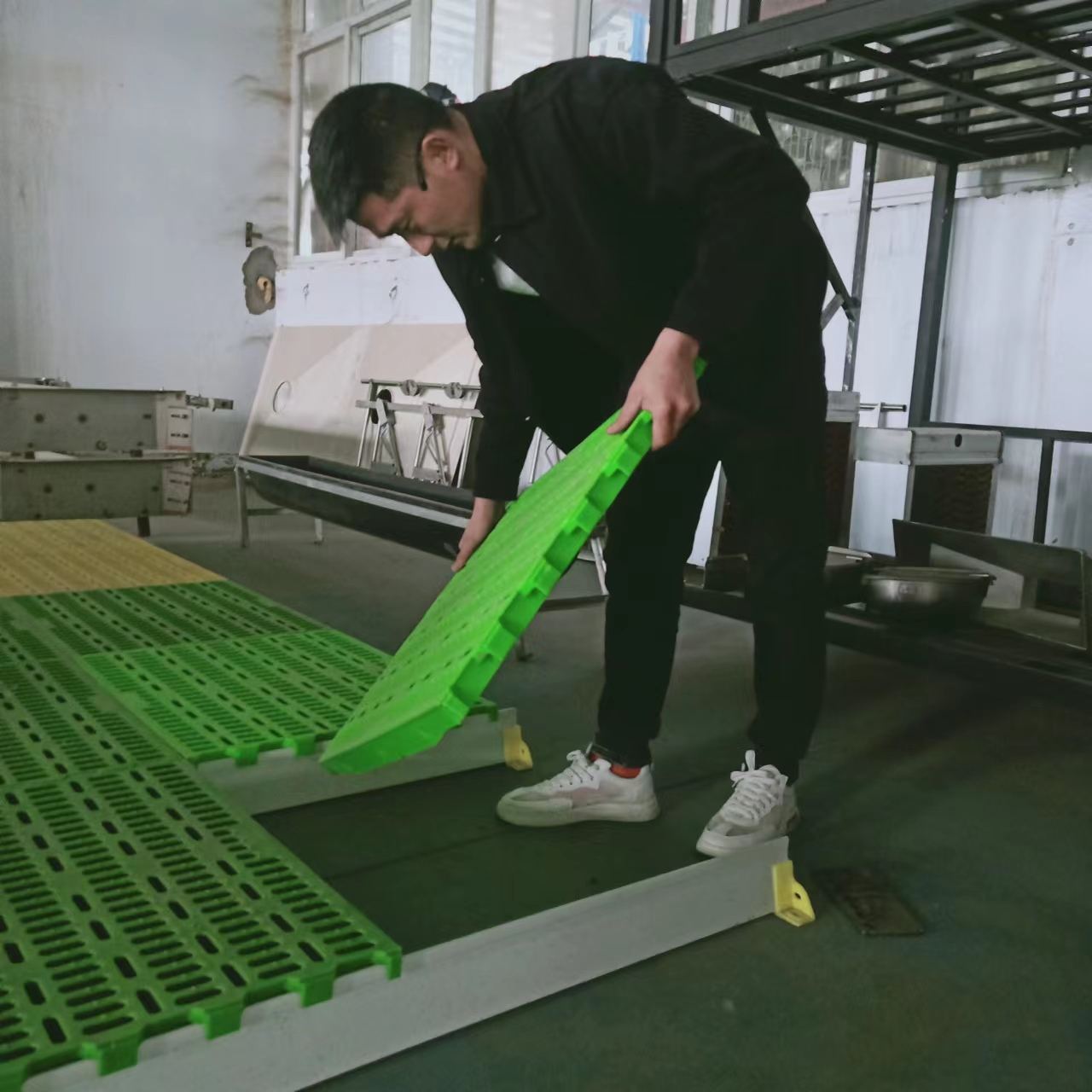 羊床塑料漏粪板下面用什么固定,羊床漏粪板塑料