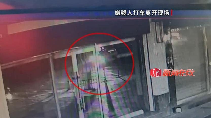 男子偷走10多部手机,男子偷窃手机俩小伙当场拿下