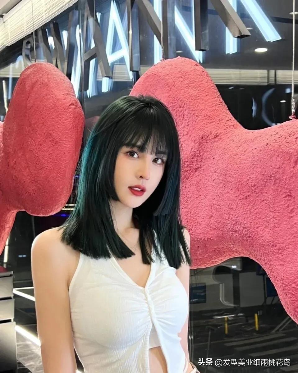 2023中长发型女最新减龄,女发型2023流行发型