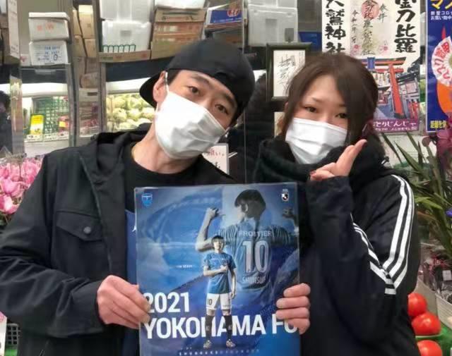 55岁足坛活化石遭8队抢着要！是物有所值？还是被当做“吉祥物”