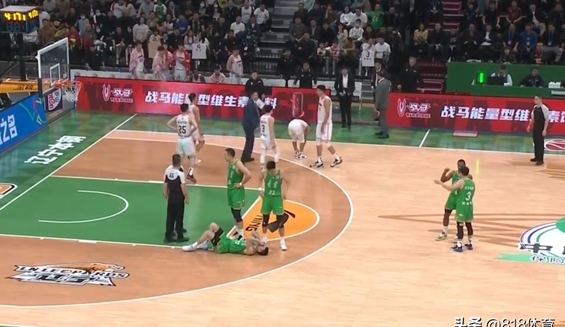 张镇麟劈扣吓坏,cba张镇麟垫脚裁判报告