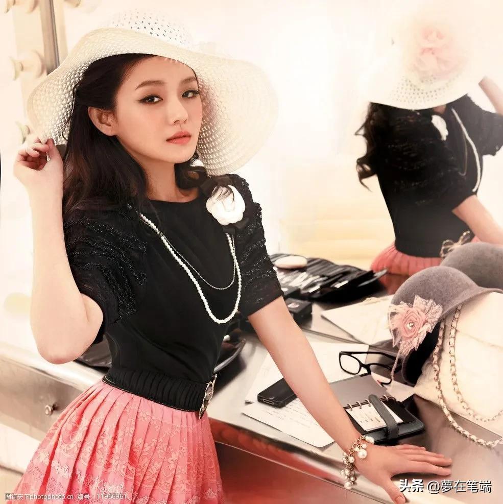 如今很多人吐槽大S穿阿依莲的衣服很土,其实那时的大S很甜美淑女