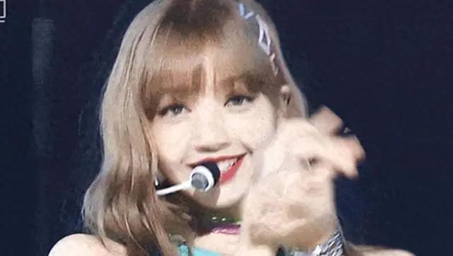 Lisa操作再引热议！晒大尺度照片、妆容变回泰妹，粉丝心疼其