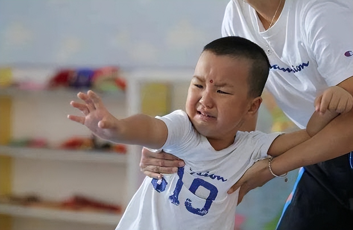 女幼师课上扒光4岁男童上衣，另有一名老师旁观，后续处理来了