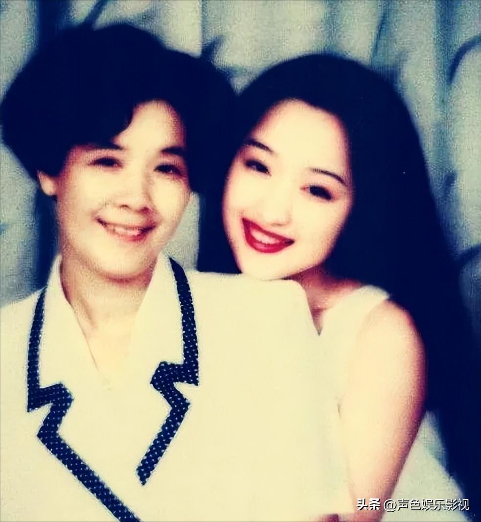 杨钰莹在工地卖唱,杨钰莹街头卖唱热舞