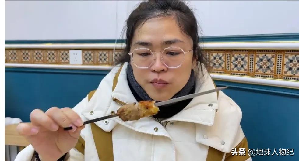 90后女人网恋奔现,90后女孩与男友奔现