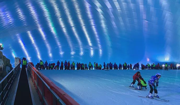 冬奥点燃冰雪热滑雪场迎客流高峰,冬奥点燃冰雪激情