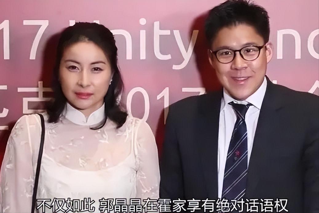 郭晶晶背小布包和老公上街购物 (郭晶晶用的帆布爱马仕包)