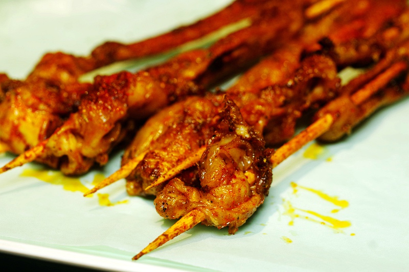 烤鱼籽烤鱼泡初体验不淡定，厦门火车站初九烧烤，撸串喝酒好实在