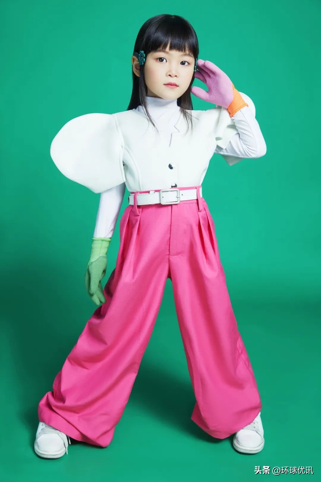 小超模胡芯彤担任2022SZ少儿时尚周代言人玩转时尚舞台！