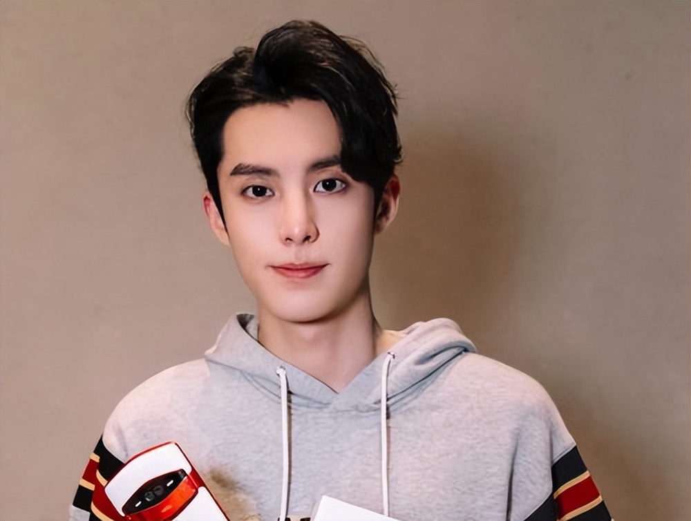 跑男鹿晗王嘉尔王鹤棣,鹿晗线上演唱会王鹤棣