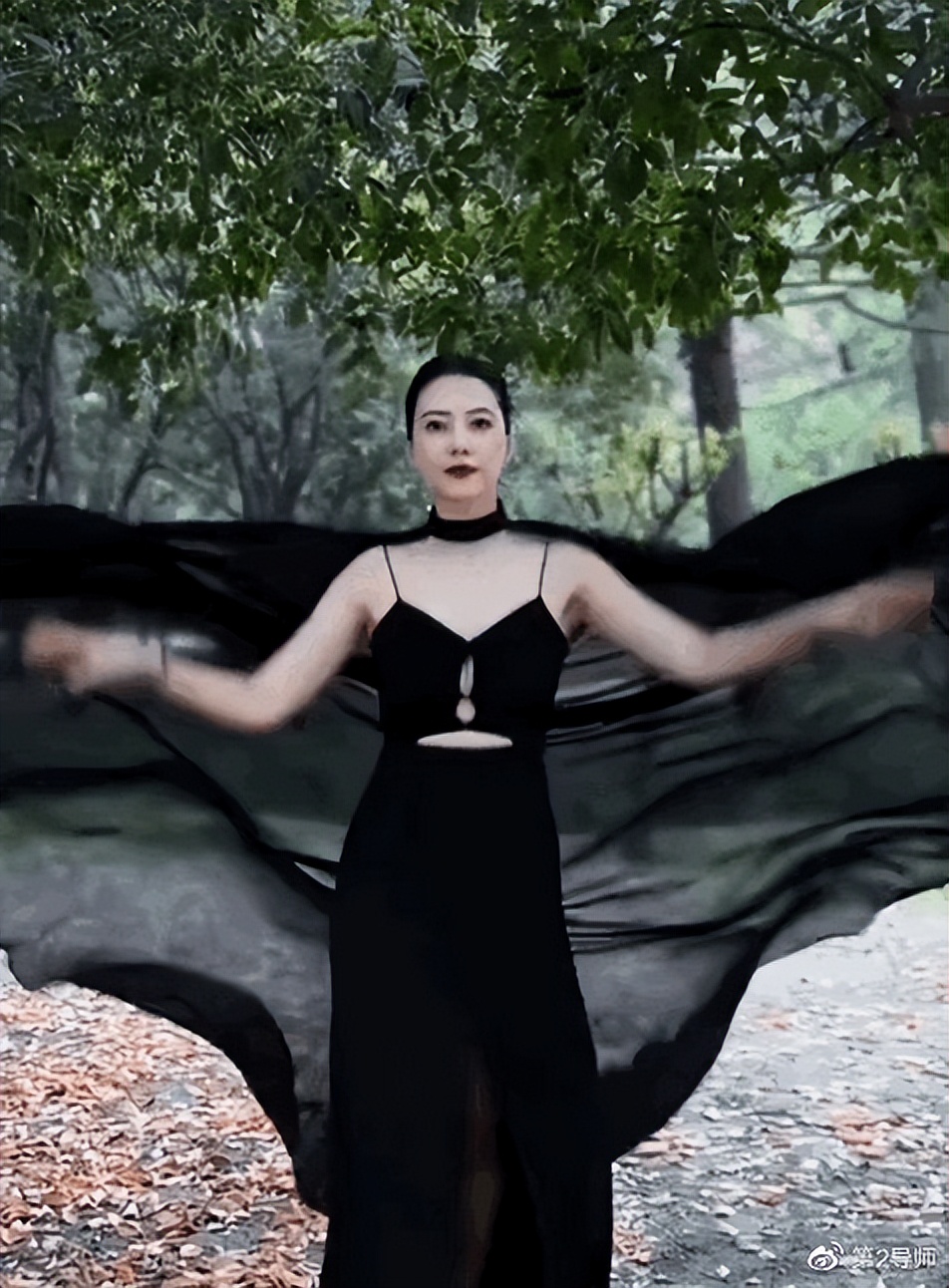 微博之夜红毯红色礼裙造型,微博之夜明星都有几套高定