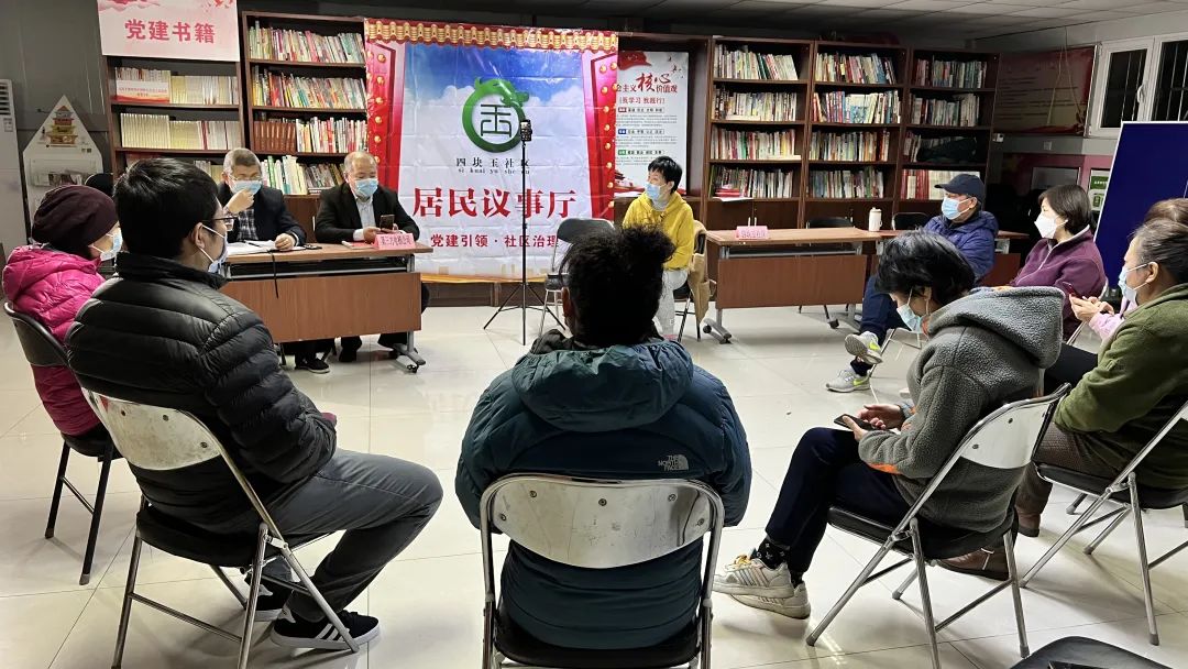 在社会治理理念上要突出强调,社会治理必须加强和创新社会治理