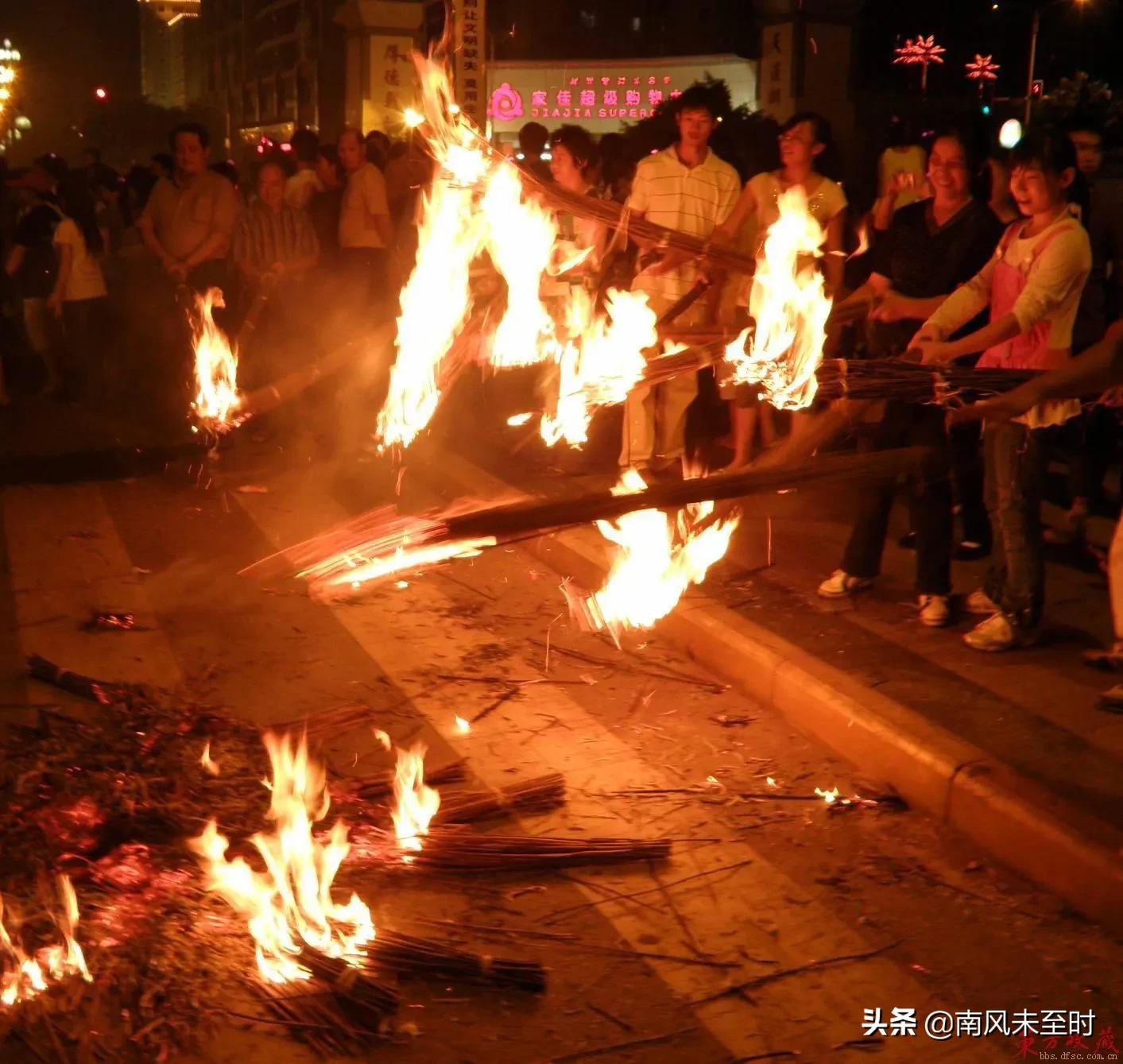 云南一年一度的火把节隆重开始,云南十大传统文化彝族火把节图片